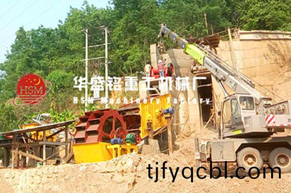雲南(nan)普洱(er)對輥機製(zhi)砂(sha)現場(chang)