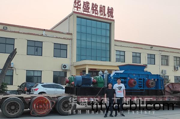 大(da)型(xing)河(he)卵(luan)石對輥(gun)製(zhi)砂(sha)機(ji)髮徃洛(luo)陽
