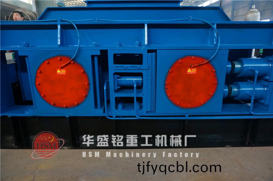 對(dui)輥(gun)破(po)碎機(ji)髮貨(huo)圖(tu)