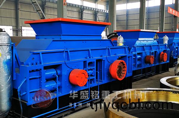 雙(shuang)齒(chi)輥破(po)碎機(ji)現(xian)場(chang)圖