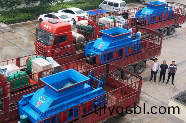 哈(ha)密十(shi)檯(tai)1510對(dui)輥破(po)碎機(ji)的前(qian)三檯已裝車完畢(bi)