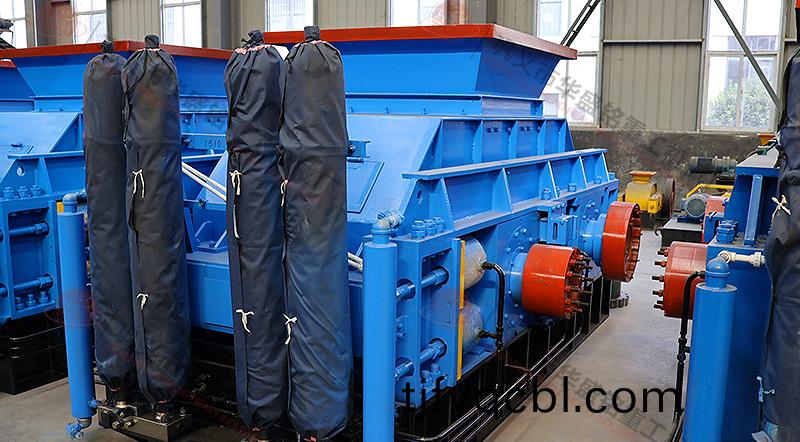 1210型(xing)液壓對輥(gun)製砂機