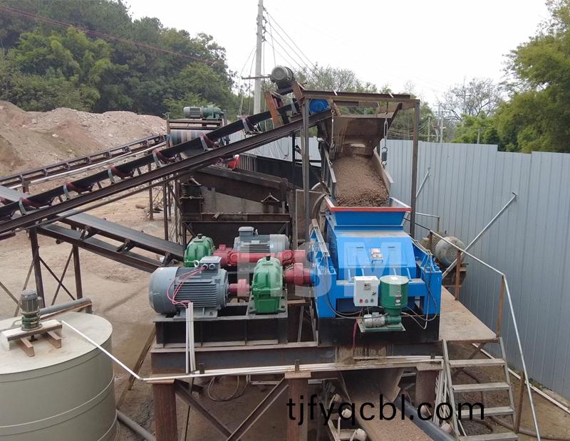 巗石液(ye)壓對(dui)輥(gun)製砂機