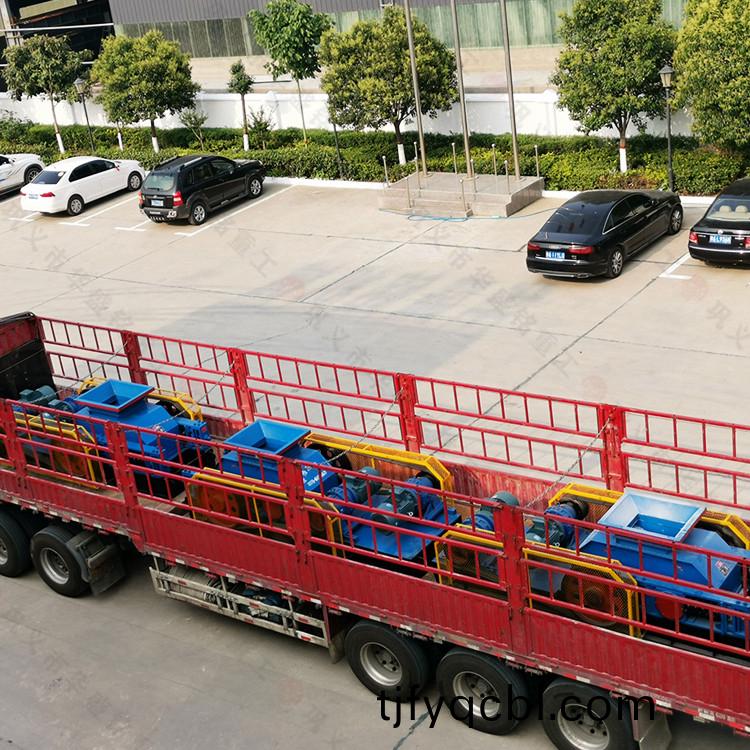 小(xiao)型(xing)雙齒(chi)輥破(po)碎機(ji)廠(chang)傢價格